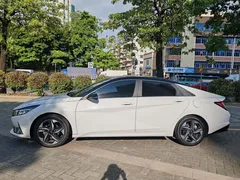 2021 Hyundai Elantra 1.5L CVT LUX Premium, белый — фото 4