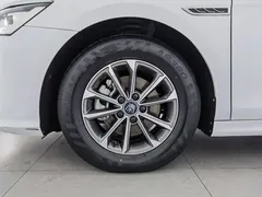 2024 BYD Qin PLUS Honor DM-i PHEV 55km Leading, белый — фото 17