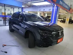 2023 Volkswagen Touareg 3.0TSI Black Sport Package, чёрный — фото 3