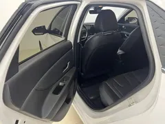 2023 Hyundai Elantra 1.5L CVT LUX Premium, белый — фото 9