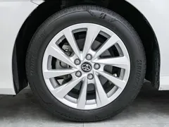 2021 Toyota Camry 2.0G Luxury, белый — фото 5