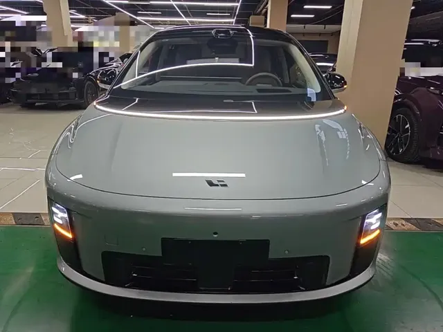 2025 Li Auto i8 Standard