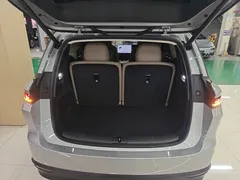 2025 Li Auto i8 Standard — фото 19