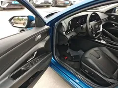 2021 Hyundai Elantra 1.5L CVT LUX Premium, синий — фото 16