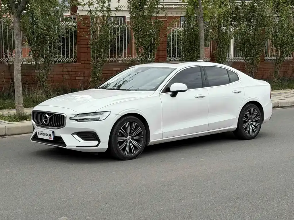 2022 Volvo S60 B4 Luxury