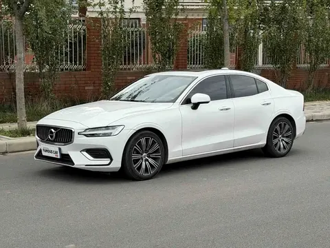 2022 Volvo S60 B4 Luxury