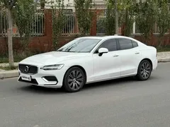 2022 Volvo S60 B4 Luxury, белый — фото 1