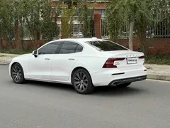 2022 Volvo S60 B4 Luxury, белый — фото 4