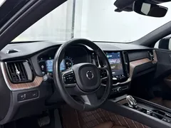 2022 Volvo XC60 4WD Luxury, чёрный — фото 5