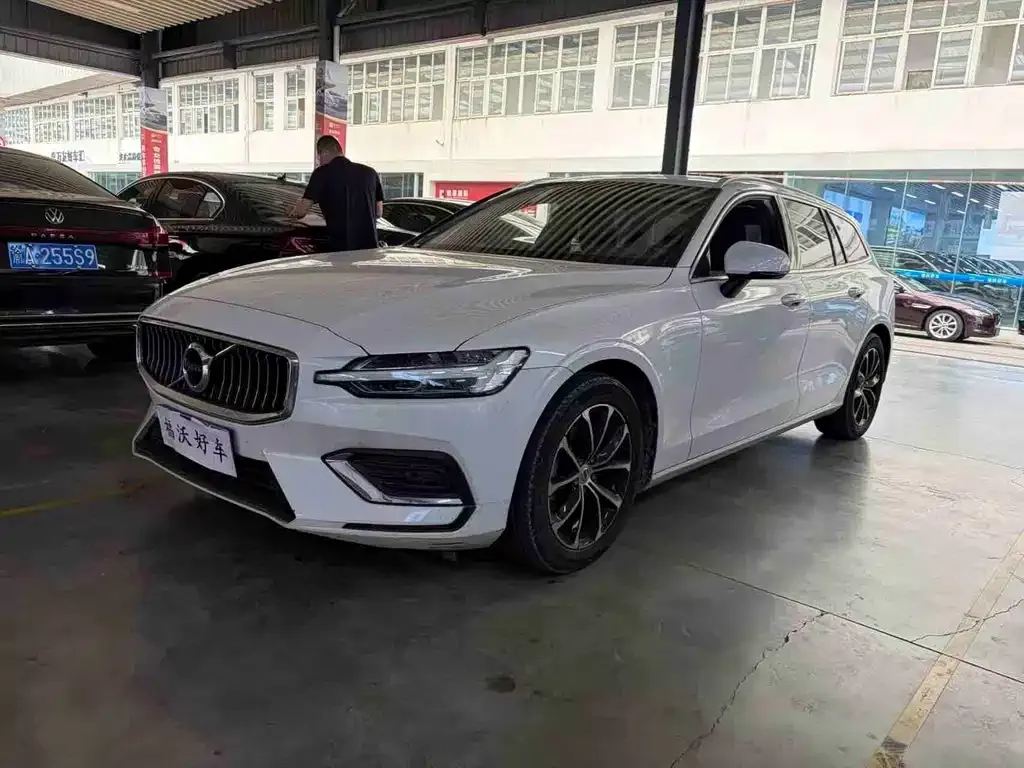 2022 Volvo V60 B4 Luxury