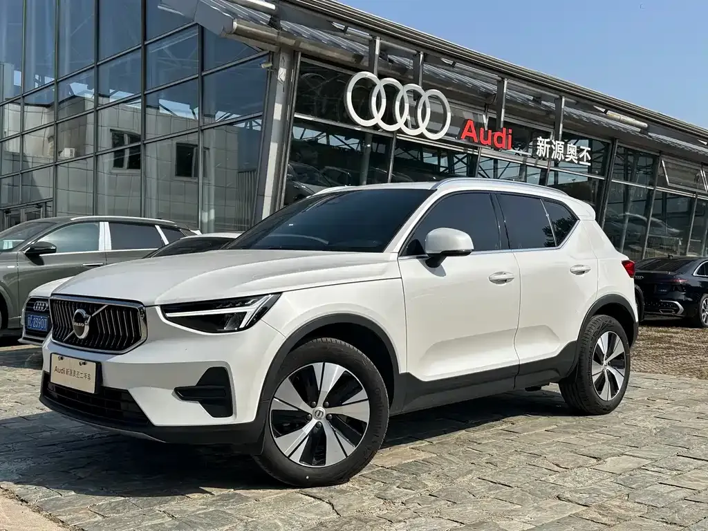2023 Volvo XC40 Luxury