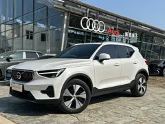 2023 Volvo XC40 Luxury, белый — фото 1