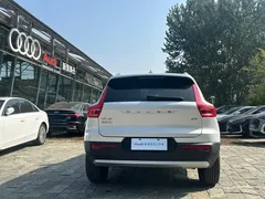 2023 Volvo XC40 Luxury, белый — фото 2