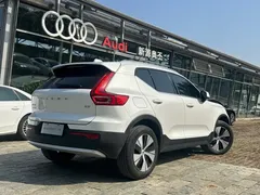2023 Volvo XC40 Luxury, белый — фото 3