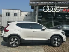 2023 Volvo XC40 Luxury, белый — фото 5