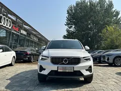 2023 Volvo XC40 Luxury, белый — фото 7