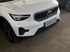2023 Volvo XC40 Luxury, белый — фото 9