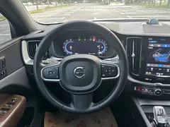 2023 Volvo XC60 4WD Luxury, белый — фото 4