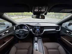 2023 Volvo XC60 4WD Luxury, белый — фото 5