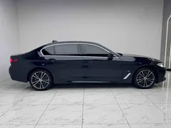 2023 BMW 5 Series 530Li Leading M Sport Package, чёрный — фото 17