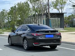 2022 Lexus ES 300h Excellence, чёрный — фото 3