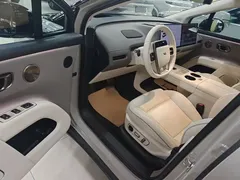 2025 Li Auto i8 Standard — фото 16