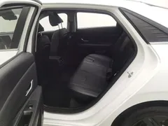 2022 Hyundai Elantra 1.5L CVT LUX Premium, белый — фото 15