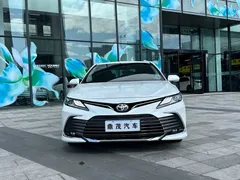 2023 Toyota Camry 2.0G Luxury, белый — фото 2