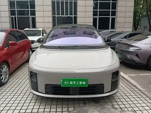 2025 Li Auto i8 Standard