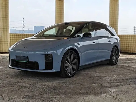 2025 Li Auto i8 Standard