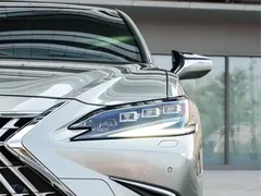 2022 Lexus ES 300h Silver Limited Edition — фото 2