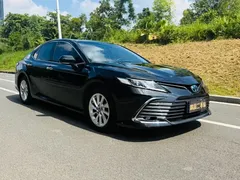 2021 Toyota Camry Hybrid 2.5HGVP Leading, чёрный — фото 3