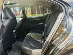 2021 Toyota Camry Hybrid 2.5HGVP Leading, чёрный — фото 7