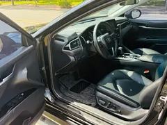 2021 Toyota Camry Hybrid 2.5HGVP Leading, чёрный — фото 8