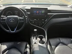 2021 Toyota Camry Hybrid 2.5HGVP Leading, чёрный — фото 10