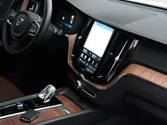 2023 Volvo XC60 4WD Luxury, белый — фото 10