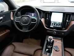 2023 Volvo XC60 4WD Luxury, белый — фото 13