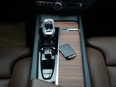 2023 Volvo XC60 4WD Luxury, белый — фото 16
