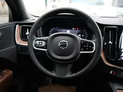 2023 Volvo XC60 4WD Luxury, белый — фото 19