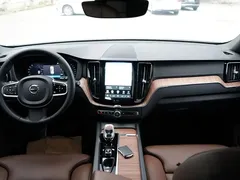 2023 Volvo XC60 4WD Luxury, белый — фото 20