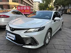 2023 Toyota Camry 2.0G Luxury, белый — фото 1