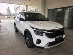 2023 Kia Seltos 1.5L CVT Luxury, белый — фото 3