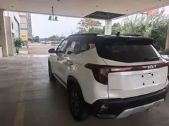 2023 Kia Seltos 1.5L CVT Luxury, белый — фото 6