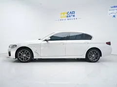 2022 BMW 5 Series 525Li M Sport Package, белый — фото 9