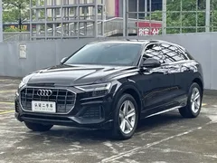 2021 Audi Q8 45 TFSI Luxury, чёрный — фото 1