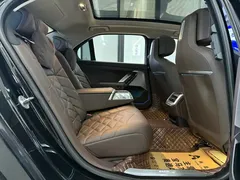 2023 BMW 7 Series 735Li Luxury Package, чёрный — фото 10