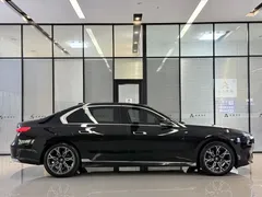 2023 BMW 7 Series 735Li Luxury Package, чёрный — фото 17
