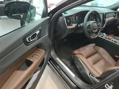 2022 Volvo XC60 4WD Luxury, чёрный — фото 16
