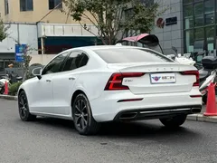 2021 Volvo S60 T4 Luxury, белый — фото 4