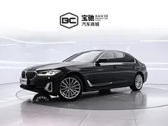 2022 BMW 5 Series 530Li Premium Luxury Package, чёрный — фото 1